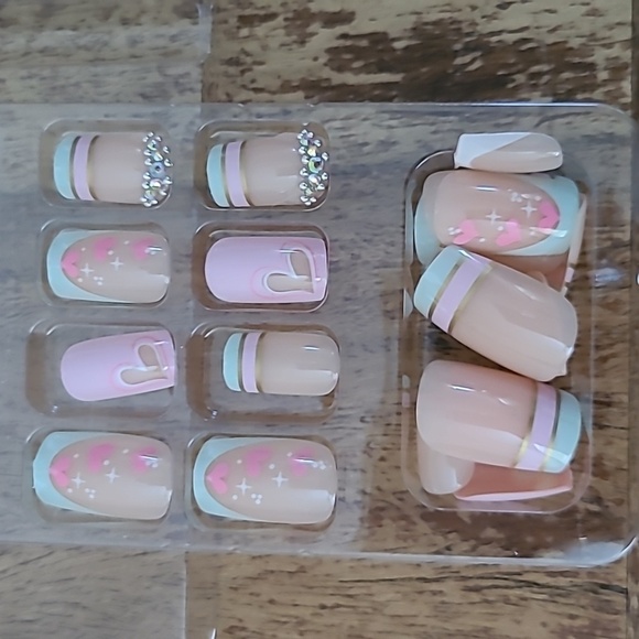 2/$16 Rhinestone Hearts French Manicure Press On Nails - Picture 14 of 14
